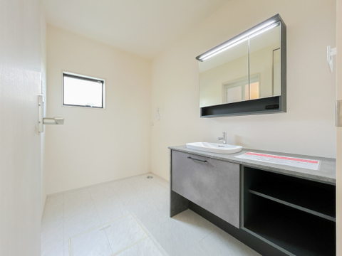 収納豊富な洗面台。かさばりやすい洗面所まわりなので収納が豊富だと助かりますよね。