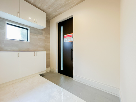 人を迎え入れる最初の場所だからこそ、清潔感があり纏まった空間にして頂ける様にゆとりあるシューズボックスを設置しました。