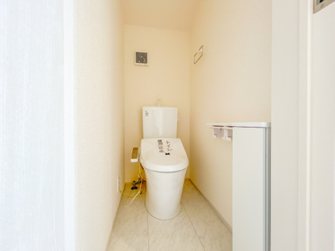 こちらは温水洗浄便座付きです。シンプルな色になっているのでお家の中でも落ち着ける空間の一つです。