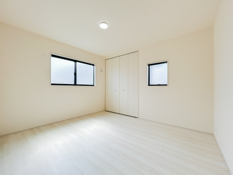 シンプルデザインなことによりご自分お好みのレイアウトがしやすい主寝室。各居室ごとにクローゼットが設置されているのでお部屋の整理整頓もすっきり楽々。お部屋をよりゆったりとお使い頂けます。