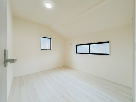 お子様の一人部屋に最適な居室です。クローゼットも付いているので、お子様が自然とお片付けできる環境に。