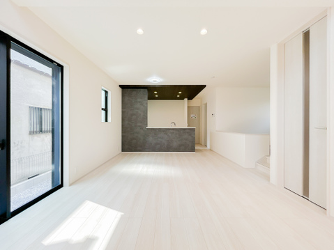 光あふれる快適空間。窓の大きなリビングで日常を過ごしてみませんか。