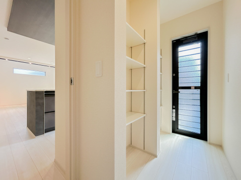 パントリー収納で食品のストックなどをすっきり収納できます。