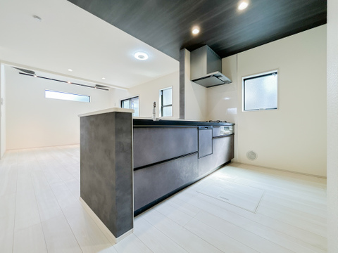 たっぷり収納スペースが完備されたキッチンで、お料理の腕を存分に振るってください。