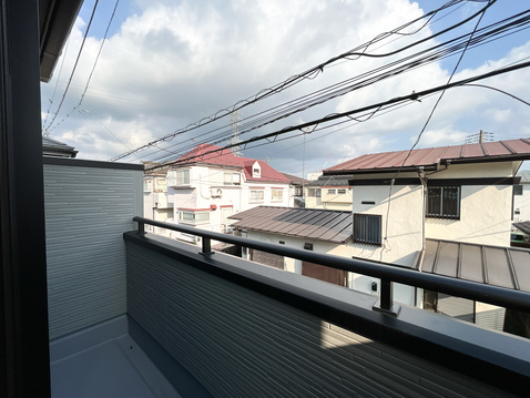 青い空が広がる開放的なバルコニー。