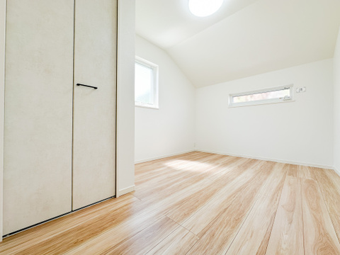 ナチュラルな木目フローリングが心地よい洋室。シンプルな内装で家具配置もしやすい居住空間です。