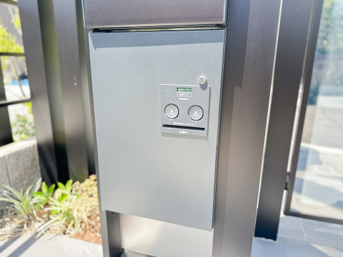 宅配ボックス付き門柱を採用。不在時でも荷物の受け取りができ、共働き世帯にも嬉しい設備です。