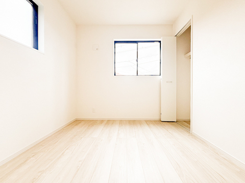 ゆとりある広さの居室は、家具の配置がしやすく使い勝手の良い空間です。採光も良好で、生活スタイルに合わせて自由にレイアウトできます。