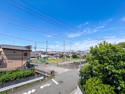 緑豊かな閑静な住宅街を一望できる恵まれた眺望。静かで穏やかな環境が窓の向こうに広がり、日常の疲れを忘れさせてくれる落ち着いた景色が魅力です。