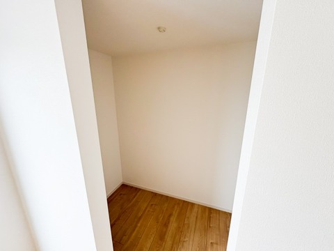 ゆとりのあるウォークインクローゼットは、洋服やバッグなどをまとめて整理できる便利な空間です。収納力に優れており、すっきりと片付くため、衣類の管理がしやすく、毎日の支度がスムーズになります。