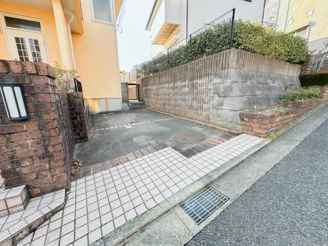 敷地内にしっかりとしたアプローチを確保した戸建住宅。門扉付きでプライバシーにも配慮されており、小さなお子様のいるご家庭にも安心です。