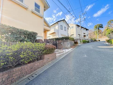 リフォーム済住宅(2026年6月完成予定)ならではの安心感。外壁や玄関まわりも整えられ、すぐに新生活を始められる状態に仕上がっています。
