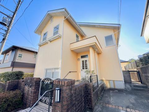 高台のような配置で通風・採光にも配慮された住まい。周囲の視線も気になりにくく、プライベート感のある暮らしが実現できます。