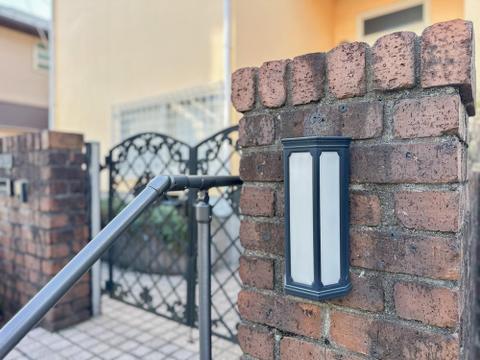 柔らかな色合いの外観が印象的な一戸建。南側からの陽当たりも期待でき、全室南向きの魅力を外観からも感じられる明るい住まいです。