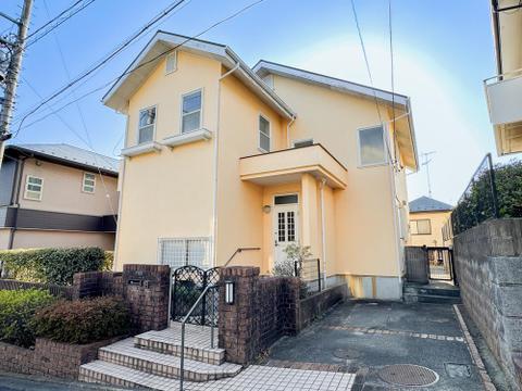 落ち着いた住宅街に佇むゆとりある戸建。土地約65坪の広さが魅力で、駐車スペースも確保。リフォーム済のため、外観からも手入れの良さが感じられます。
