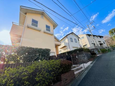 閑静な住宅街に位置し、落ち着いた暮らしを叶える住環境。小学校徒歩圏の立地で、子育て世帯にも安心のロケーションです。
