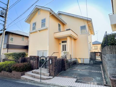 前面道路も広く開放感のある立地。敷地にゆとりがあり、駐車や日常の動線もスムーズ。穏やかな街並みに調和した、長く住みたくなる住環境です。