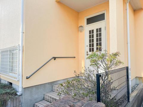 門まわりや植栽が程よく整えられた外構。住まいの第一印象を高め、来客時にも好印象を与える落ち着いた佇まいです。
