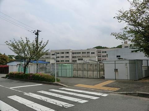 町田市立小山田中学校まで約923m
