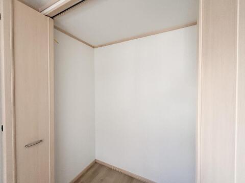 奥行きもしっかり確保された機能的なクローゼット。衣類はもちろん、季節物の家電やスーツケースなどもスッキリと収まります。