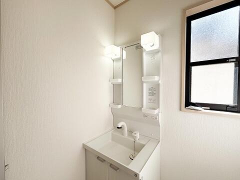 脱衣所に完備された洗面化粧台。朝の身支度や入浴前後に全身を確認することができる為、ストレスなく快適に使用できます。