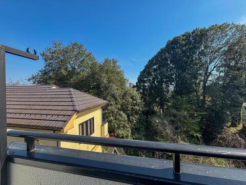 ここから見渡すと澄み渡る青い空に、心地よい風と暖かい日差しが駆け巡ります。