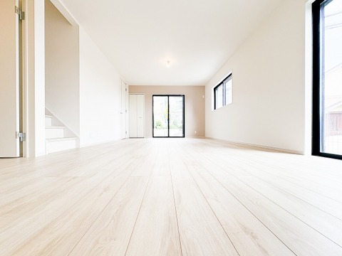 白壁と淡い色調のフローリングが調和した、爽やかな住空間。木の温かみを感じるナチュラルな内装は、どんな家具とも相性抜群です。柔らかな光に包まれるLDKは、毎日の暮らしに安らぎとゆとりを与えてくれます。