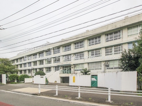 稲城市立稲城第二中学校 850m