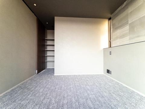 「すっきりとした空間を・・・」居室に大きな窓を設けることにより、有効的な室内を造り上げております。