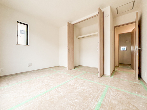ゆとりある広さの居室は、家具の配置がしやすく使い勝手の良い空間です。採光も良好で、生活スタイルに合わせて自由にレイアウトできます。