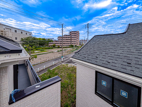 落ち着いた住宅環境に位置するマンション。周辺の街並みに馴染む外観が印象的で、穏やかで良質な住環境が日常生活にゆとりある深い安らぎをいつももたらします。