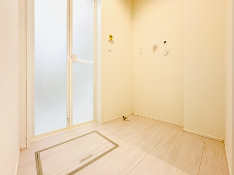 【洗面室】洗濯機置場と浴室への動線がスムーズな洗面室。便利な床下収納も備わっています。