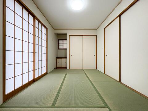 い草の香りに包まれる癒やしの空間。障子越しに届く柔らかな光が、心落ち着く和の時間を演出します。
