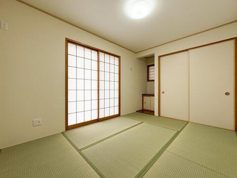 寝室や客間、お子様の遊び場にも最適。押入れ収納も備え、暮らしの幅を広げてくれる便利な一室です。