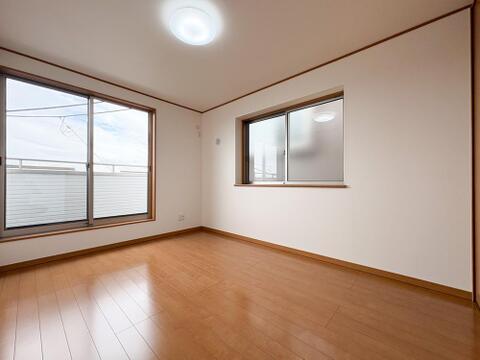 2つの窓から心地よい風が通り抜けます。白壁に陽光が反射し、お部屋全体を明るく清潔感ある空間に。