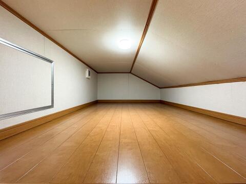 季節物や大型用品の収納に便利な広々小屋裏収納。季節物やアウトドア用品のスペースとしても。