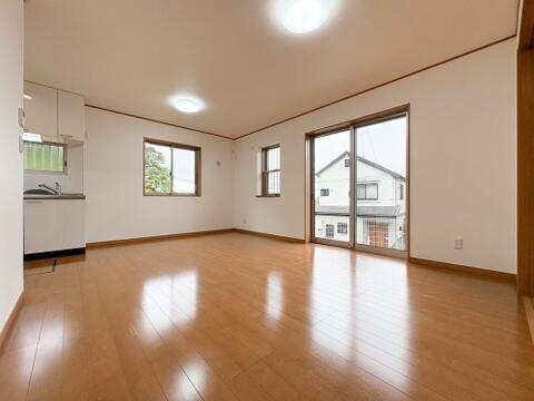 大きな窓からたっぷりとした陽光が降り注ぎます。風通しも良く、季節の移ろいを感じられる特等席です。