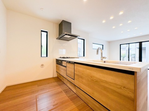 対面式のシステムキッチンが、家事をもっと楽しいひとときに変えてくれます。リビングを見渡せる安心感と、広い作業スペース、たっぷりの収納が充実。会話を楽しみながら、快適に料理ができる空間です。