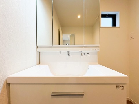 使い勝手が良い洗面化粧台は、収納力も豊富で清潔感が保たれた空間。シンプルでモダンなデザインが、朝の支度を快適にしてくれます。毎日の生活がよりスムーズに整います。