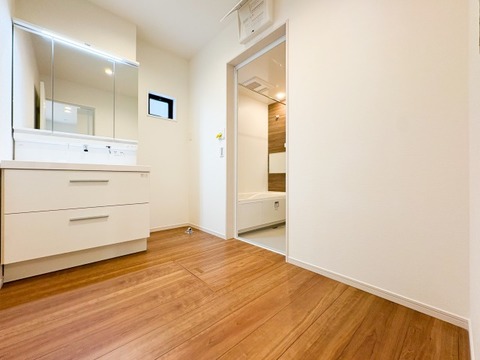 洗面脱衣所の広々としたスペースは、洗濯や着替えがしやすく、清潔感あふれる快適な空間です。収納も充実しており、家族全員が使いやすい設計が日常生活を支えてくれます。