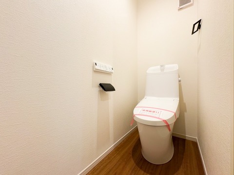 清潔感が漂う新築のトイレ。シンプルながらも機能的な設計がされており、使いやすさが魅力です。広めのスペースが心地よさを感じさせ、毎日の生活を快適にサポートしてくれます。