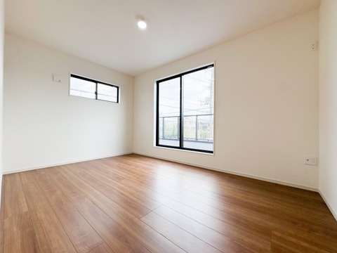 広々とした居室は、たっぷりと日差しが差し込み、ゆったりとしたくつろぎのひとときを楽しめる空間です。清潔感と快適さが保たれており、穏やかで心地よい毎日を支えてくれます。