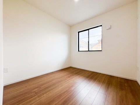 居室は広々としており、窓から差し込む光で明るく、気持ちよく過ごせる空間です。清潔感が保たれており、快適な毎日をお過ごしいただけます。趣味やリラックスの時間が楽しめる居室です。