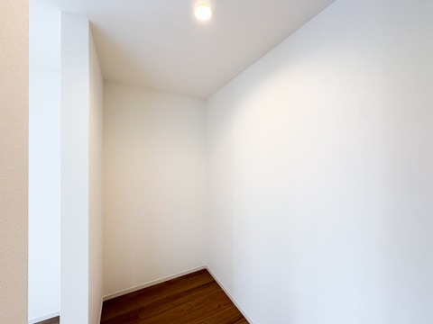 広さが魅力のウォークインクローゼットは、衣類や小物をたっぷりと収納できるスペースです。洋服を見渡しやすく、整理整頓がしやすい設計で、使い勝手の良さが日々の生活をサポートしてくれます。