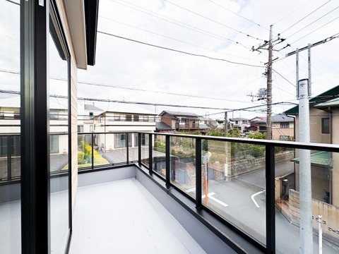 広々としたバルコニーは、植物やインテリアを楽しむスペースにぴったり。風通しが良く、晴れた日には日向ぼっこが楽しめる快適な空間です。季節ごとの変化を感じながらリラックスしたひとときを過ごせます。