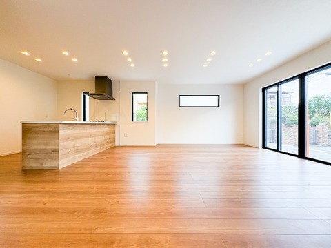 家族が自然と集まる広々としたリビング。大きな窓から陽の光が降り注ぎ、開放感と温もりが広がる空間です。ゆったりとくつろげる場所で、穏やかで心地よい時間を家族みんなで楽しめます。