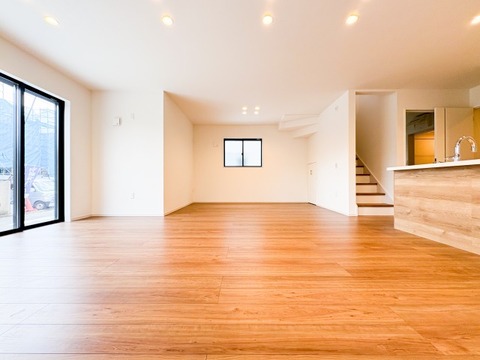 広々としたリビングは、家族全員がのびのびとくつろげる憩いの場所です。明るい光が差し込み、温かみのある空間が、毎日の生活をより豊かで楽しいものにしてくれます。家族みんなで集まるのが楽しみです。