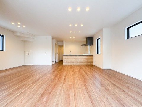 リビングに広がる開放的な空間は、家族が自然と集まり笑顔が絶えない場所。大きな窓から差し込む光が明るさと心地よさをもたらし、毎日の暮らしにゆとりと穏やかさを与えてくれる、家族の憩いの場所です。