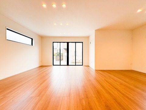 陽光あふれる広々リビングは、家族が集い笑顔が自然と生まれる温かい場所。心穏やかな時間がゆっくりと流れ、日々の暮らしがより豊かに彩られる、そんな快適な空間がここにあります。