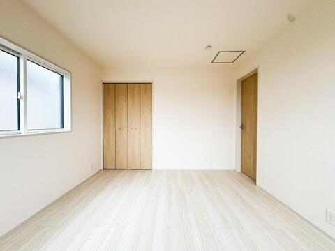 「4号棟」陽光が降り注ぐ明るい洋室は、お子様の成長に合わせて様々に活用できるプライベート空間。収納も完備し、家族の暮らしを豊かに彩ります。